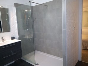 Dusche, Haartrockner, Toilettenpapier