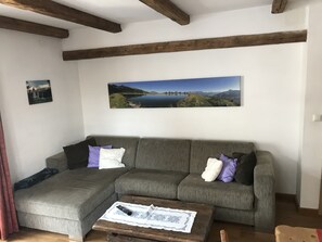 Apartment (Südberge) | Living area | 43-inch Smart TV with satellite channels, TV, Netflix