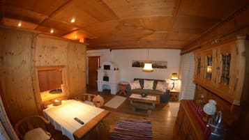 Apartment (Wilder Kaiser) | Living area | 43-inch Smart TV with satellite channels, TV, Netflix