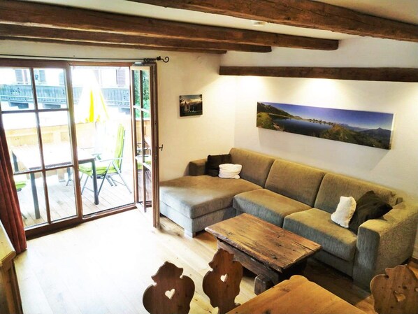 Apartment (Südberge) | Living area | 43-inch Smart TV with satellite channels, TV, Netflix - KITZALPHOUSE Apartments (Kitzbuhel)