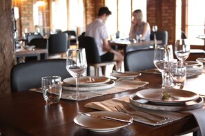 Couples dining - Warrenmang Winery and Resort (Moonambel)