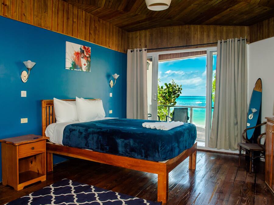 Ocean View Room | Cortinas blackout, ferros/tábuas de passar roupa, Wi-Fi de cortesia