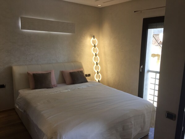 Appartement Deluxe, 2 chambres, vue ville | 2 chambres, coffres-forts dans les chambres, rideaux occultants