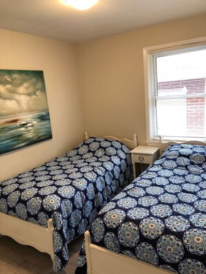 Bungalow, Multiple Beds, Non Smoking | 3 bedrooms, blackout curtains, iron/ironing board, free WiFi - 774 Shelley Ave (Oshawa)