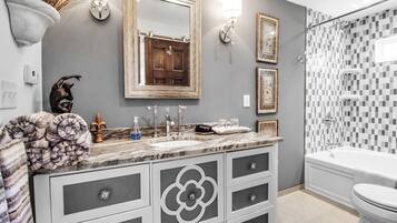 Exclusive Suite, Ensuite, River View