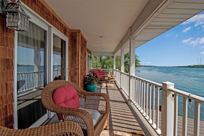 Suite Romantique, salle de bains attenante, vue fleuve | Terrasse/Patio
