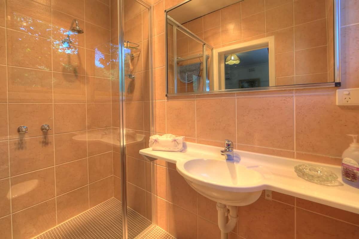 Comfort Double Room, 1 Queen Bed, Non Smoking, Hill View | Bathroom
