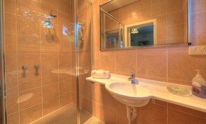 Comfort Double Room, 1 Queen Bed, Non Smoking, Hill View | Bathroom - Hillview Oak B&B (Lankeys Creek)