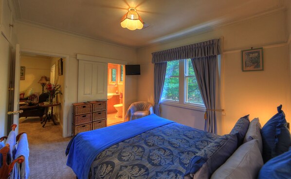Comfort Double Room, 1 Queen Bed, Non Smoking, Hill View | Garden view