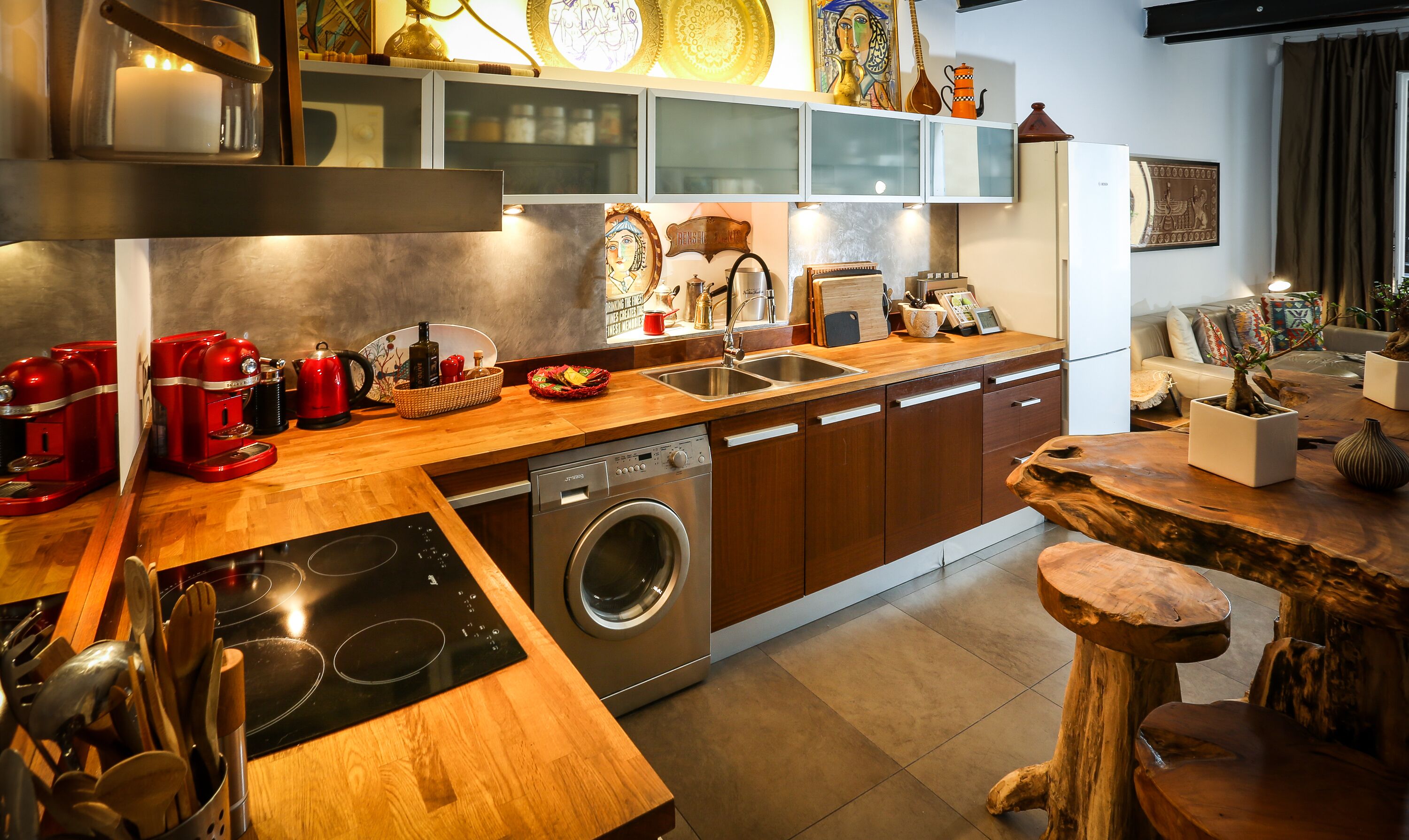 Une cuisine moderne avec des meubles en bois, un lave-vaisselle encastré et un espace dédié à la préparation du café.
