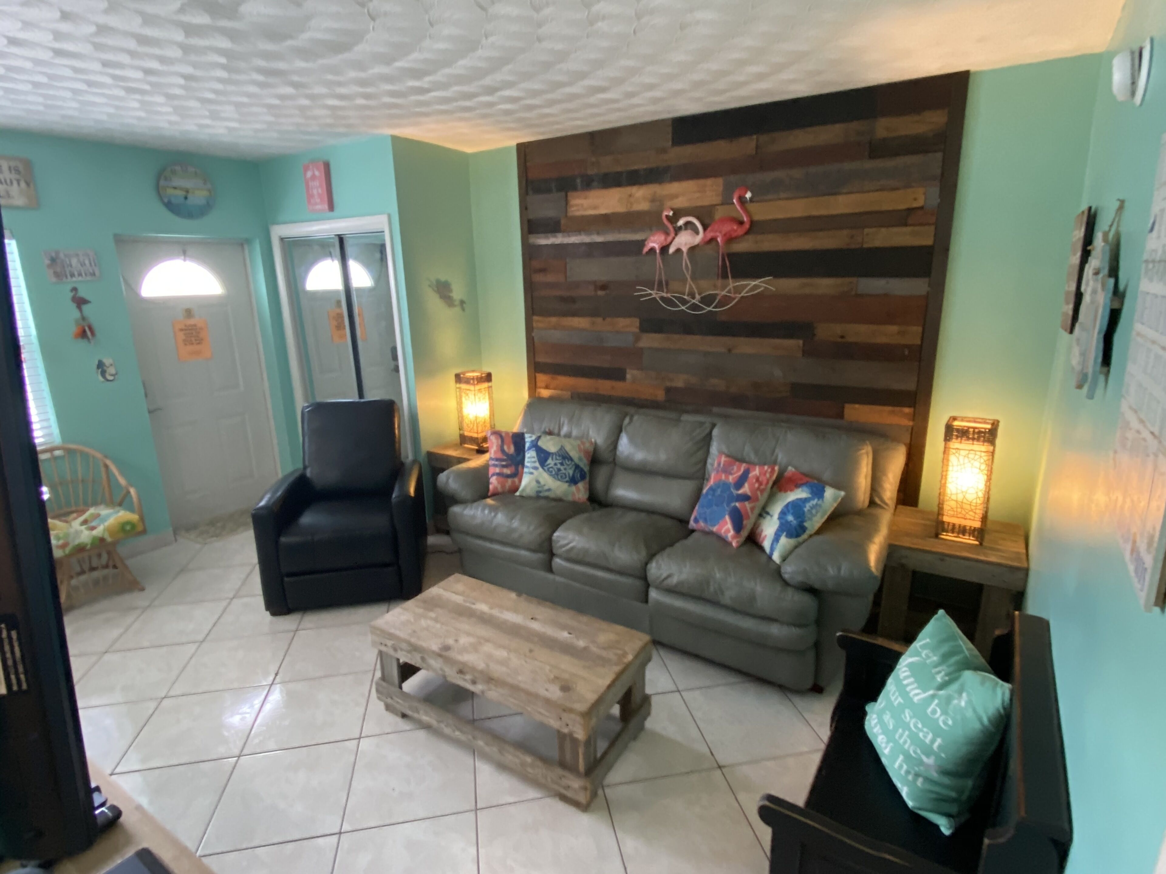 Fantastic Location - Walking distance to Beach!