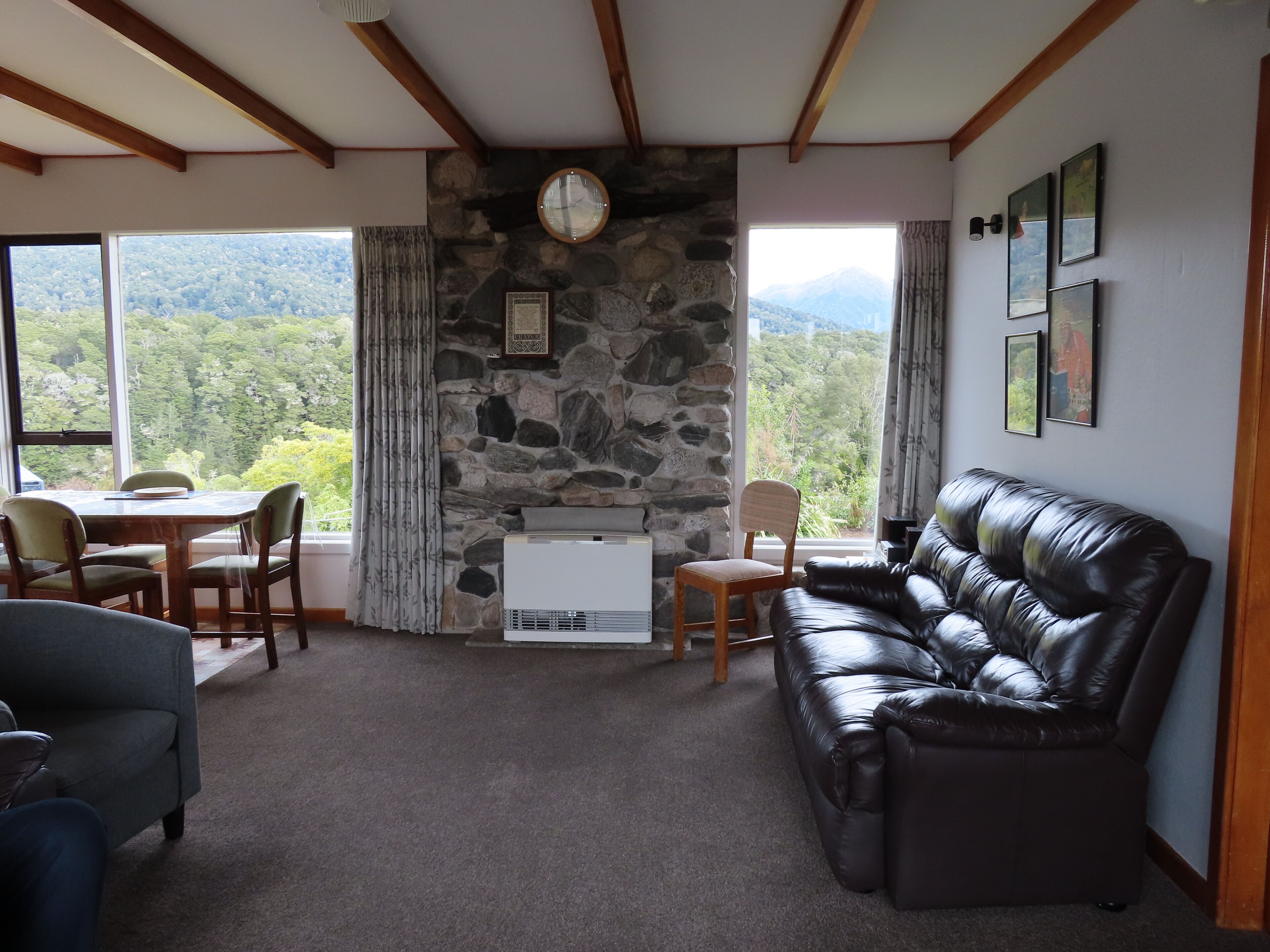 Smart-TV, DVD-spiller, bøker og filmbibliotek