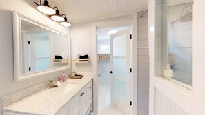 Bañera, secador de pelo, toallas