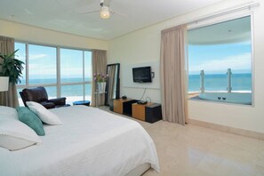 4 bedrooms, iron/ironing board, travel cot, free WiFi - Beachfront Luxury Condo (Nuevo Vallarta)