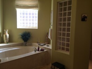 Badekar, hårtørrer, håndklæder