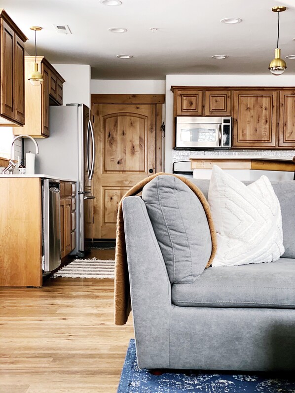 Télévision, cheminée, lecteur de DVD