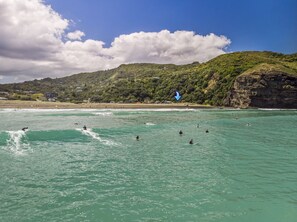 Plage, chaises longues, serviettes de plage