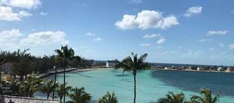 Villa privada de playa recientemente renovada con piscina y vistas al mar