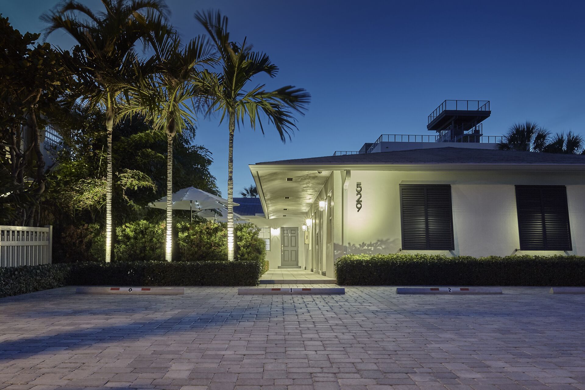 1BR Luxury Suite #2 on Ocean Drive, steps to the beach