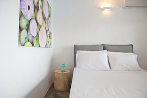 5 bedrooms, desk, iron/ironing board, Internet