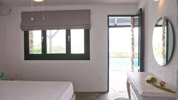 5 bedrooms, desk, iron/ironing board, internet