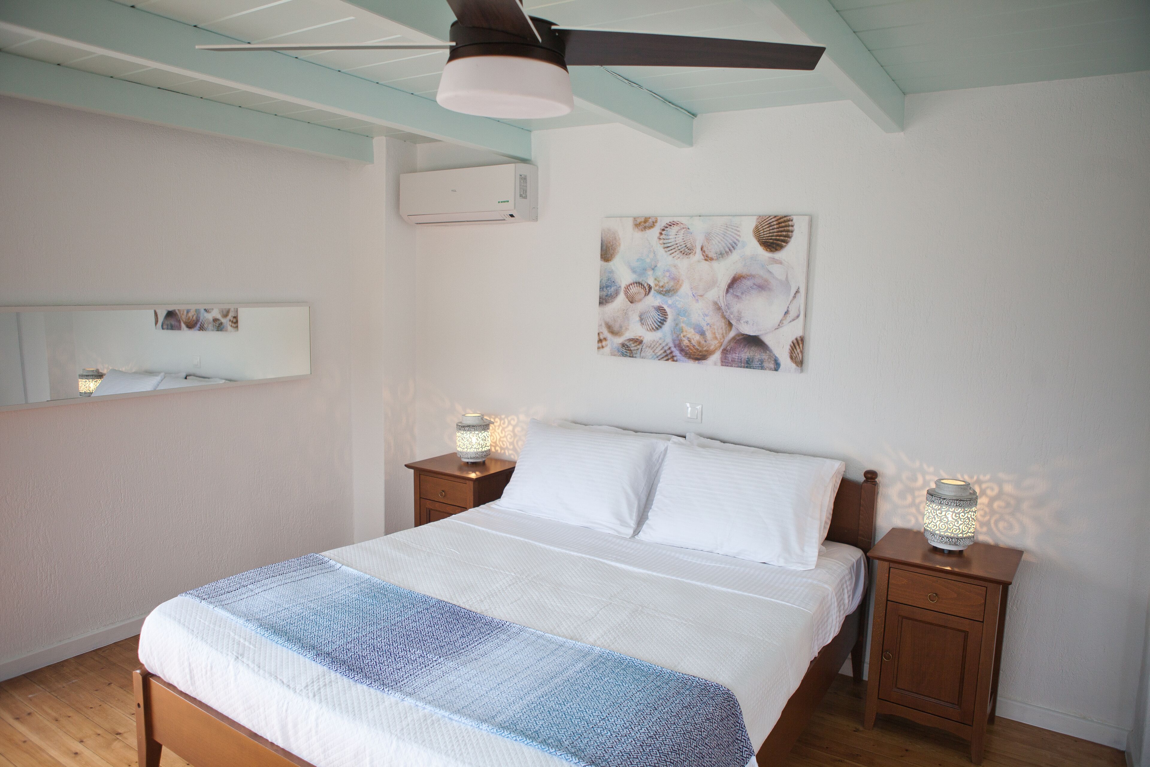 5 bedrooms, desk, iron/ironing board, internet