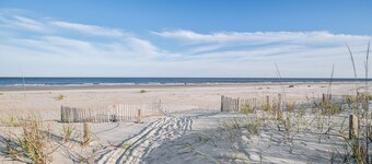 Beach Home - Recent Remodel - Spacious Deck Pool Spa Area - Elevator