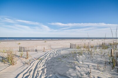 Beach Home - Recent Remodel - Spacious Deck Pool Spa Area - Elevator