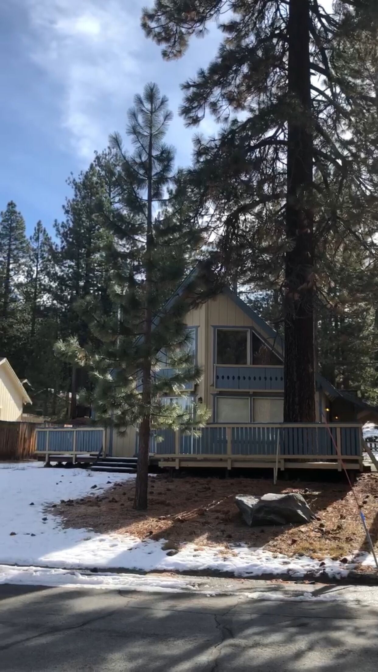 COZY 3 BD/2BTH with plenty of amenities and beautiful sunny corner lot views wow