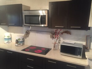 Refrigerador, microondas, placa de cocina, cafetera/tetera