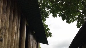 Una terraza de madera con vistas al campo.