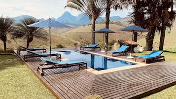 Alberca al aire libre y alberca climatizada