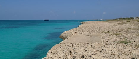 在海灘附近、躺椅、沙灘巾