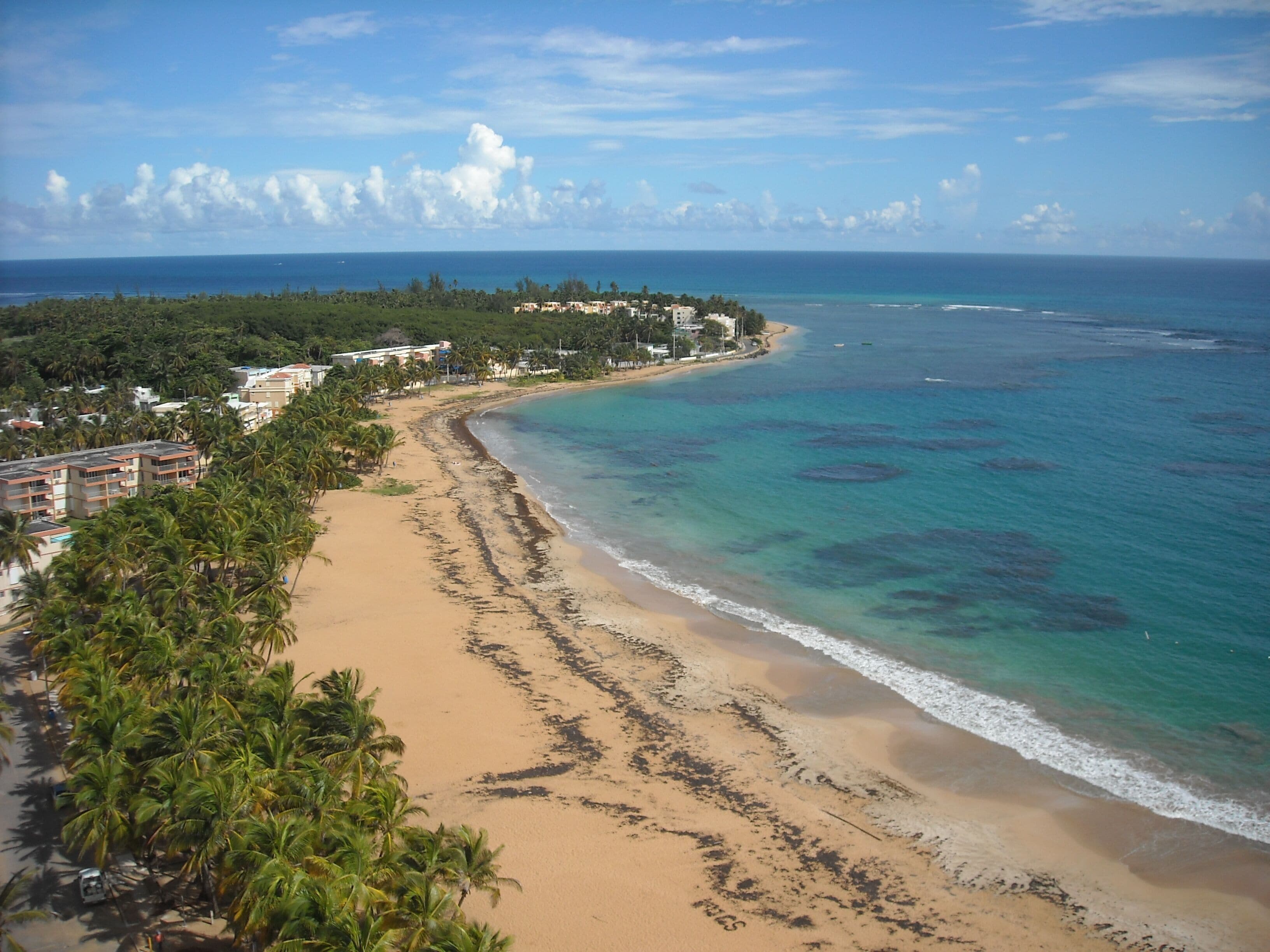 En la playa, camastros y toallas de playa 