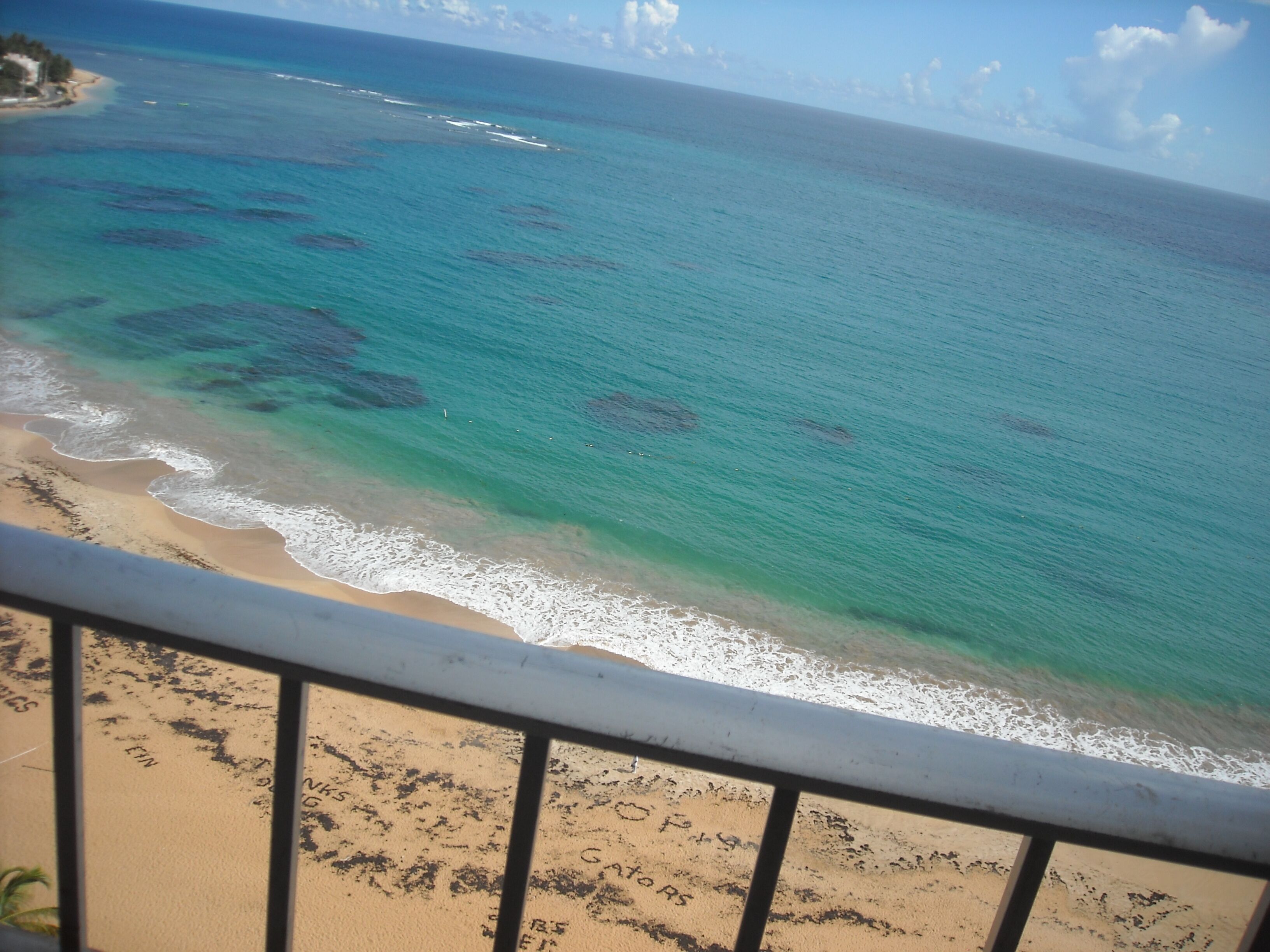 En la playa, camastros y toallas de playa 