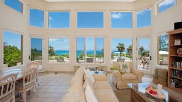 Televisie, een dvd-speler, boeken en een filmbibliotheek