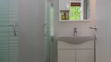 Dusche, kostenlose Toilettenartikel, Haartrockner