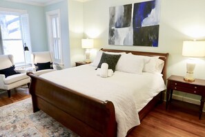 3 bedrooms, desk, laptop workspace, iron/ironing board - Prime Location & Pro Cleaned! Capitol Hill Union Station Sleeps 7 Parking x 2  (Washington)