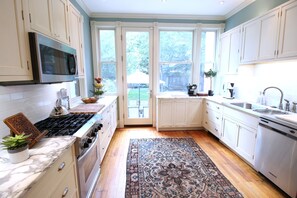 Fridge, microwave, oven, stovetop - Prime Location & Pro Cleaned! Capitol Hill Union Station Sleeps 7 Parking x 2  (Washington)