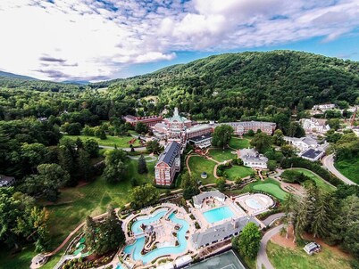 Creek Side Apartment on Main Street in Hot Springs!