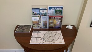 Una mesa de madera con folletos y mapas sobre el Condado de Bath, Virginia.
