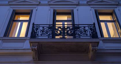 “The White House Plaka” Historical Mansion by JJ Hospitality