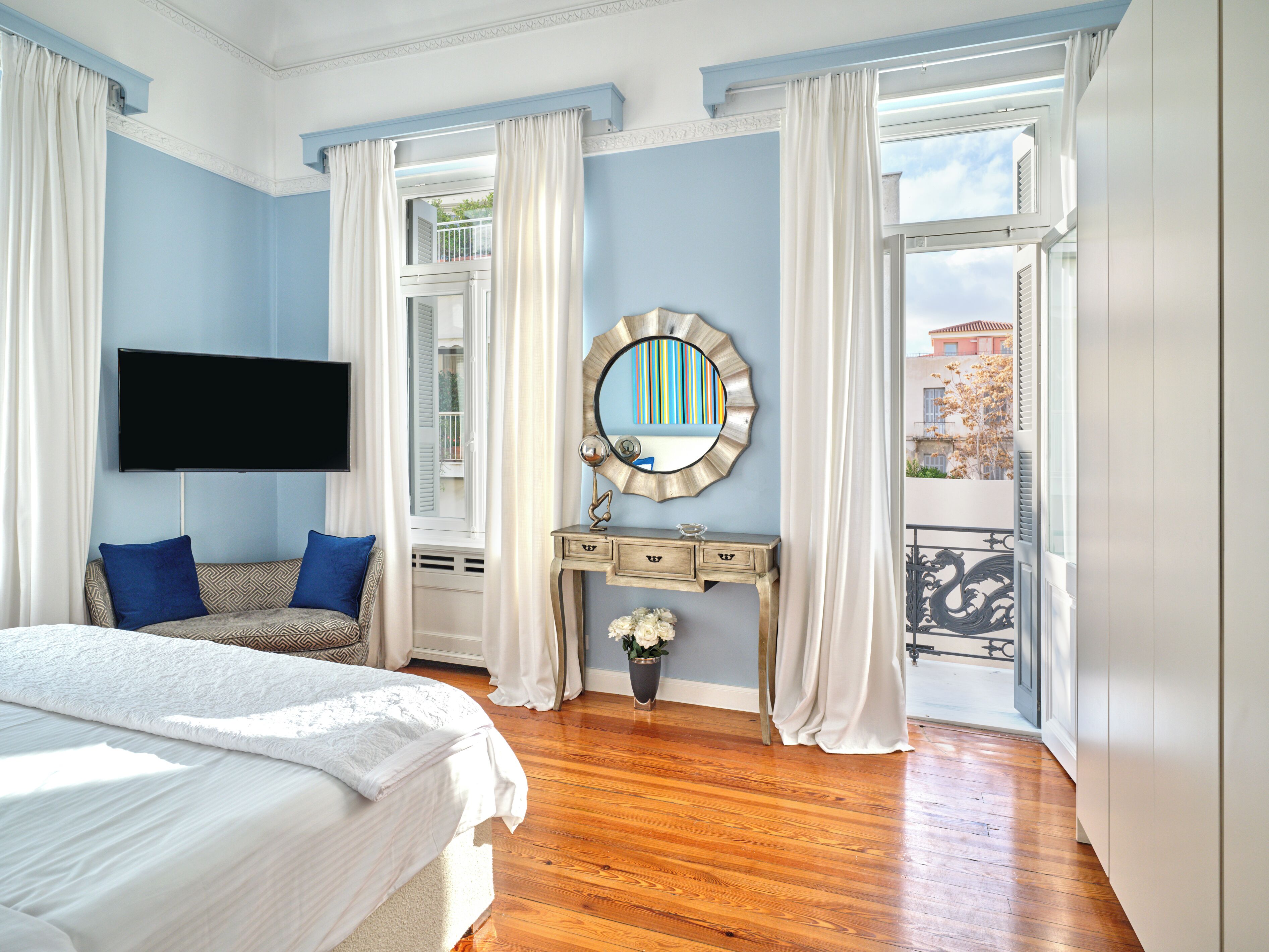 6 chambres, bureau, fer et planche à repasser, lit parapluie