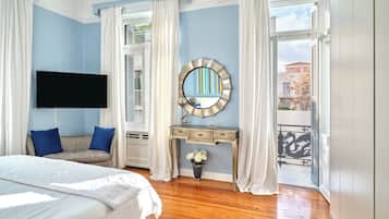 6 bedrooms, desk, iron/ironing board, travel crib