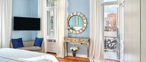 6 soverom, skrivebord, strykejern/-brett og reiseseng for barn