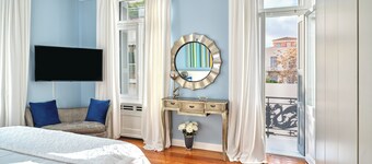 “The White House Plaka” Historical Mansion by JJ Hospitality