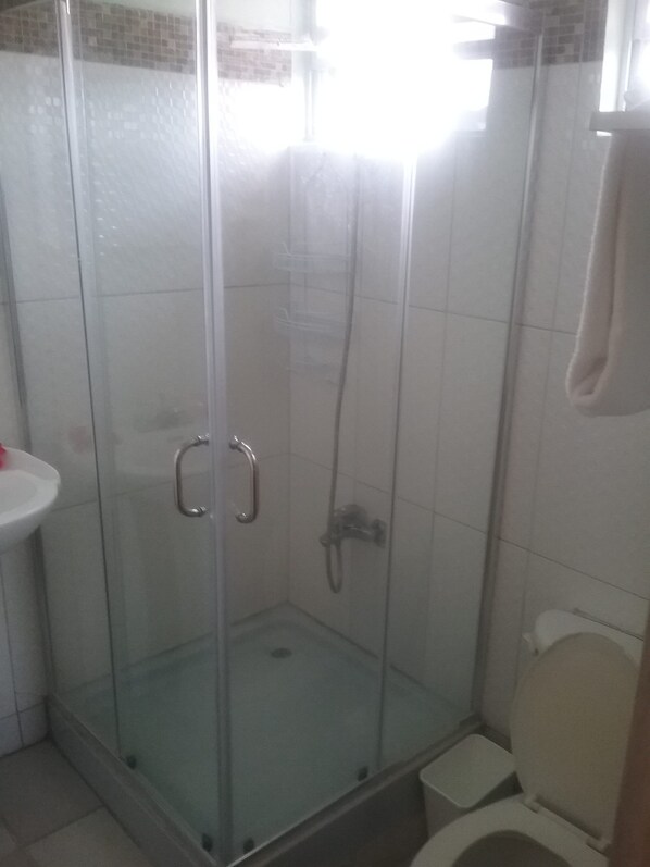 Douche, serviettes fournies, savon, papier toilette