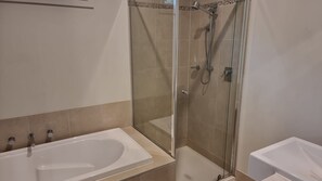 Bathtub, towels - One Level at Broadbeach - Inverloch (Inverloch)