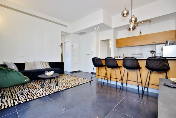 TV connectée, lecteur de DVD, livres, chaîne hi-fi