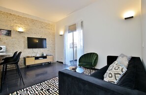 TV connectée, lecteur de DVD, livres, chaîne hi-fi